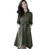 Les trenchs de femmes s'habillent les femmes au manteau mi-long 2023 automne femelle feme coréen v coulle mince couleur solide vêtements extérieurs