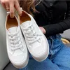 2022 Canvasskor Spring och sommar Ny lös tårta Bottom Casual Style Thin Sports Round Toe Tjock Fashion Outer Wear Small White Shoe OO1