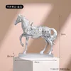 Decoratieve objecten Figurines Creative Gold Silver Zwart Hars Sculpture Horse Model Home Decor Animal Decoration Living Room Office Craft Decoration 230814