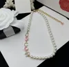 Designer Colliers Mode Unisexe Haute Qualité Lettre Pendentif Femmes Fête De Mariage Classiques Collier Cadeau Perle Bijoux Accessoires