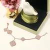 Bracelets de chaîne de femmes irrégulières grandes et petites cinq fleurs du trèfle des feuilles de tracet de van