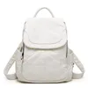 学校のバッグ本物の革の女性のバックパックソフトハンドル旅行女性アンチ盗難防止バッグ白い洗えた女の子のカジュアルバックパック
