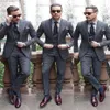 Högkvalitativ brudgum Tuxedos Två knappgrå topplApel Groomsmen Man Suit Wedding Mens Suit Jacket Pants Vest Tie J208236G