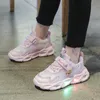 Sênus de tênis Sapatos luminosos brilham em crianças respiráveis ​​casuais para meninos meninas que dirigem treinadores ao ar livre luzes 230815