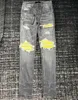 Dżinsy męskie swobodny szczupły mężczyźni projektanci dżinsowe spodnie niszczą kołdrę rozerwane proste kolano żółte skórzane spodnie retro hip hop street spodni