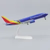 Flygplan Modle Metal Aircraft Model 20cm 1 400 U.S. Southwest B737 Metal Replica Alloy Material med landningsutrustningshjul prydnadsleksakspojke 230815