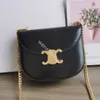 Mode luxe tiener Triomphe Saddle Bag 10a Handcraft Top Kwaliteit Glad Leather Crossbody Bags Classic Designer Metal Triompres Logo Sluiting Mini Flap Purse