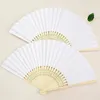 Estatuetas decorativas 10/20/30pc White portátil Fan dobrável Fan de bambu chinês pintando festas de aniversário presentes de casamento para presentes de casamento para