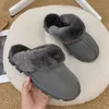 Projektant bootów Tasman Kapcieczki Chesut Furry Furry Slajdy Schotki Mule Kobiety Ultra Mini Buto Boots Slip-on Puszysty zamsz Slipper