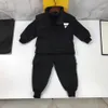 Bebek eşofman tasarımcısı çocuk kıyafetleri çocuk setleri 100-160 cm 2pcs sahte iki parçalı tasarım uzun kollu ceket ve pantolon Aug03