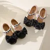 Zapatillas de zapatillas de chicas de zapatillas de cuero princesa primavera y otoño modelos negros de verano solo bebé 230814