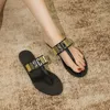 Mode Mo Schino Pantoufle Tongs Sandale Femme String Métal Designer Chaussures Casual Top Qualité Mules Noir Blanc Slide Sliders D'été Talon Plat Sandales De Designer