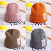 Gorios sombreros nuevos letras baby gorro bini tibio de invierno de invierno recién nacidos y niñas sombrero para niños sólidos para niños pequeños Casquette infantil Z230815