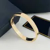 2023 Nieuwe modeontwerper armband voor mannen die titanium staal niet aangetaste vergulde gouden sier ovale bangle armbanden voor dames feestjuwelen gratis verzending