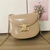 Mode luxe tiener Triomphe Saddle Bag 10a Handcraft Top Kwaliteit Glad Leather Crossbody Bags Classic Designer Metal Triompres Logo Sluiting Mini Flap Purse