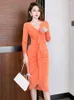 Casual jurken lente elegant sexy voor vrouwen 2023 oranje stretch vouwtjes ruches vrouwelijke midi robe bodycon mager feestdatum vestidos