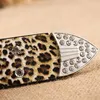 Andra modetillbehör Bälten Retail Women's Belt of Leopard Mönster Läderbockad nit remband Bälten för kvinnor 33 cm Bredd 230814