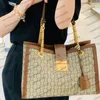 Designers hänglås stora tote chain väska kvinna läder shopping väskan justerbar rem underarmpaket den enda axelväskan 2308152bf