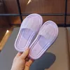 Slipper Girls Slippers 2023 Летний новый стиль модные сетки сандалии с одной формой тапочек детские мягкие пляжные туфли R230815