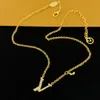 Novo designer de brincos de diamante de alta qualidade para mulheres estudios de luxo em forma de ouro Crystal Gold V Letter Jewelry Classic Wedding Gift