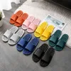 Slipper Nya läckande tofflor badrum bada enkla herr- och kvinnors hem inomhus massage sandaler och tofflor presenterade strand tofflor R230815