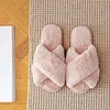 Kapcie zimowe kobiety kapcie faux futra moda ciepłe buty kobietę poślizgnięcie się na mieszkaniach żeńskie slajdy czarne różowe przytulne domowe kapcie 230814