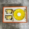 Tazze di tazza di tè lussuosa set di 2 caffettiere in ceramica in porcellana d'arte vintage e piatti di tazze da tè royal per piatti regali 230815 230815