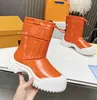 Stivaletto piatto rubino Designer Donna Stili autunno inverno deserto BootChunky Leggero lusso Suola in gomma nera Suola spessa Stivali da pioggia casual