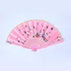 Dekorativa figurer Kinesisk stil vikbar handhållen fans tyg blommig bröllopsdans gynnar fick fans