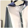 女性用ブラウスヴァノビッチ気質ファッションフード付きストライプシャツ2023夏の韓国スタイルデザインルーズシングル胸カジュアル