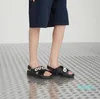 Luxury italiensk varumärkesdesigner Sandaler Nya män och kvinnor anti slip tofflor äkta läder platt botten tjock sula par casual tofflor för strand
