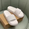 Sommer besetzt Plattform Mules Männer Schuhe rutschen auf Peep Toe Flat Beach Slipper Black White Casual Niet -Plattform -Folien männliche Schuhe 1A33