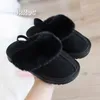 Slifori di pellicce Slipper Bambino invernale peluche sandali elastici sandali Slip di lusso su piattaforme Slide ragazzi Scarpe da casa di cotone per ragazzi 230815