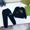 Baby Girls Boys Clothing Set Children Casual Clothes 2023 Spring Kids Vacation Outfits Fall Cartoon Long Sleeve T Shirt Pants 100cm-160cm J2 Högsta kvalitet.