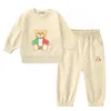 2023 Fashion Kids Sport Clothing Sets Cartoon Bear Biños Niños Pantalones de sudadera 2 PCS Niños ropa diseñador de letras clásicas Tamaño 90-160