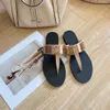 Vrouwen mannen glijden mode platglijbaan echte lederen sandale zomer muilezel slippers metaal logo sandaal beroemde designer vrouw flip flops luxe schoenvakantie zwemglipper