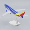 Flygplan Modle Metal Aircraft Model 20cm 1 400 U.S. Southwest B737 Metal Replica Alloy Material med landningsutrustningshjul prydnadsleksakspojke 230815