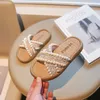 Slipper Girls Pearls Slipper Op-Toe Children Summer Cross Beach Shoes Fashion Kids Flat Retro Princess Scarpe Elegante 2023 Nuovo R230815