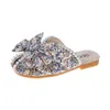 Slipper Girls 'Bowtie kapcie 2023 Summer New Pearl Sofe Sole Mięsień Sole Fish Mouth Buty Princess Buty Fragmentowane kwiaty Baotou