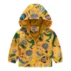 Jackets Boy's Jacket Frühling Herbst Kinderkleidung Mode Cartoon Dinosaurier Kapuze -Windbreaker -Mantel 230814