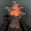 Neuheit Gegenstände Halloween Hexe mit Lantern Realistischer Harz Geister Skulptur Ghost Auf der Suche nach leichter beängstigender Hölle Messenger für Home Party Decor J230815