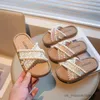 Slipper Girls Pearls Slipper Op-Toe Children Summer Cross Beach Shoes Fashion Kids Flat Retro Princess Scarpe Elegante 2023 Nuovo R230815