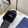 Zapatillas Diseñador zapatillas zapatillas para mujeres piel de cuero un triángulo cálido etiqueta de triángulo un muffin de fondo grueso que se eleva con caja J230815