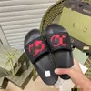 2023Luxury Designer Leather Ladies Sandals Summerフラットスリッパファッションビーチ女性ビッグヘッドスリッパレインボーレタースリッパ