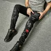Jeans maschile maschile europeo europeo americano slim jeans jeans mid elastic pantaloni ricamati pantaloni hip hop pantaloni motociclistici 230814