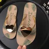 Pantofole usurano nuove pantofole donne clip piedi estivi infradito a infrasoli alla moda femminile di pesca peach slide piatto x230519