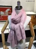 Vrouwen bedrukte borduurwerk V Designer sjaal Silk Silk Winter Print Foulard Satin Square Hoofd sjaals vrouwen luxe designer sjaals