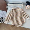 Rompers schattige babyjongen romper 2023 herfst geboren meisje lange mouw afdraaien kraagbeer geborduurd gestreepte bodysuit outfits kleding 230814