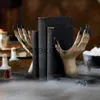 Nieuwe items Witchy Hand Book Stand Enge Witch Hand Figurine Gothic Ornament Living Room Tabletop Sculpture Halloween Party Home Decor J230815