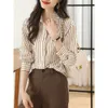 L'automne des femmes rayées à manches longues de chemise en mousseline de soie portent tout le style occidental supérieur assorti